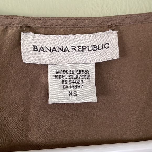 EUC banana republic silk blouse XS fits well for a busty small too - Picture 2 of 3